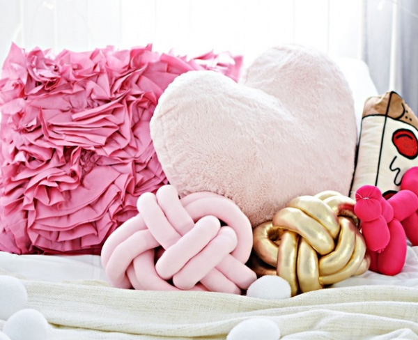 Độc đ&#225;o chưa từng thấy với c&#225;ch l&#224;m gối &#244;m n&#250;t thắt