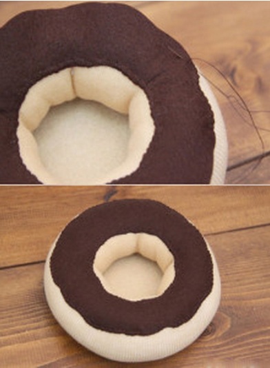 D&#249;ng vỏ đồ hộp l&#224;m th&#224;nh b&#225;nh donut giữ kim chỉ bắt mắt