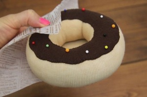 D&#249;ng vỏ đồ hộp l&#224;m th&#224;nh b&#225;nh donut giữ kim chỉ bắt mắt
