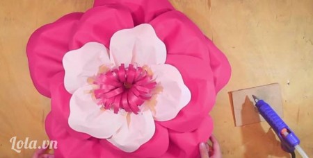 Hướng dẫn c&#225;ch l&#224;m hoa hồng bằng giấy khổ lớn