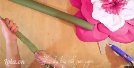 Hướng dẫn c&#225;ch l&#224;m hoa hồng bằng giấy khổ lớn