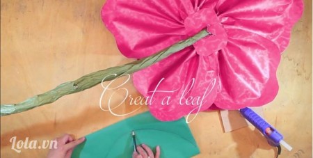 Hướng dẫn c&#225;ch l&#224;m hoa hồng bằng giấy khổ lớn