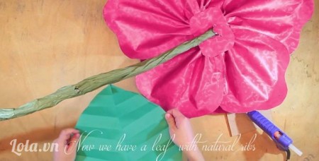 Hướng dẫn c&#225;ch l&#224;m hoa hồng bằng giấy khổ lớn