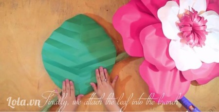 Hướng dẫn c&#225;ch l&#224;m hoa hồng bằng giấy khổ lớn
