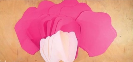Hướng dẫn c&#225;ch l&#224;m hoa hồng bằng giấy khổ lớn
