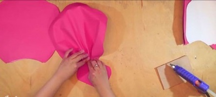 Hướng dẫn c&#225;ch l&#224;m hoa hồng bằng giấy khổ lớn