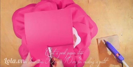Hướng dẫn c&#225;ch l&#224;m hoa hồng bằng giấy khổ lớn