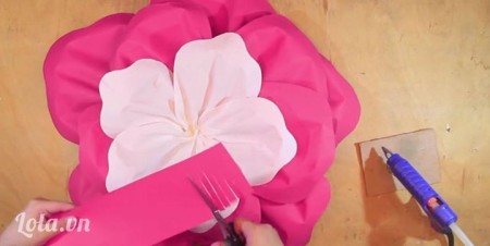Hướng dẫn c&#225;ch l&#224;m hoa hồng bằng giấy khổ lớn