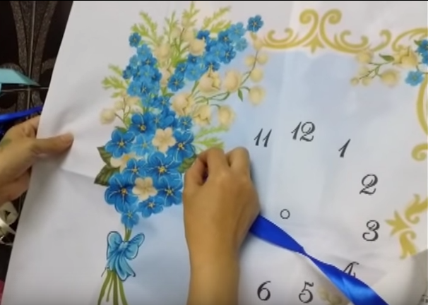 Hướng dẫn c&#225;ch th&#234;u tranh ruy băng với mẫu th&#234;u đồng hồ