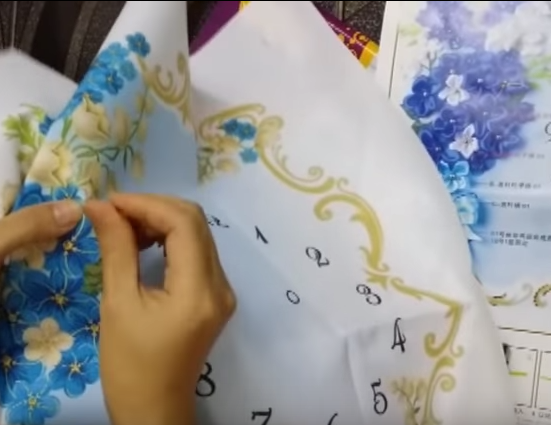 Hướng dẫn c&#225;ch th&#234;u tranh ruy băng với mẫu th&#234;u đồng hồ