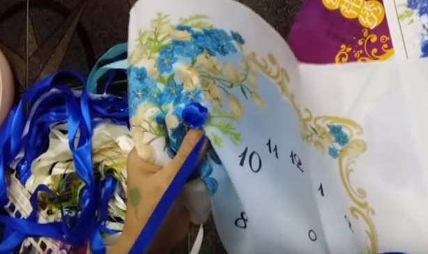 Hướng dẫn c&#225;ch th&#234;u tranh ruy băng với mẫu th&#234;u đồng hồ