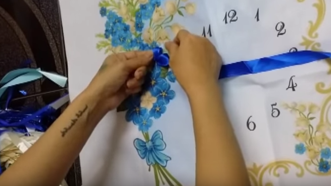 Hướng dẫn c&#225;ch th&#234;u tranh ruy băng với mẫu th&#234;u đồng hồ