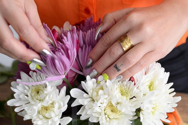 Hướng dẫn cắm hoa để b&#224;n đơn giản b&#224;y ph&#242;ng tiếp kh&#225;ch