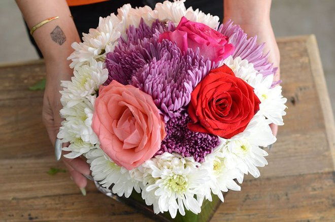 Hướng dẫn cắm hoa để b&#224;n đơn giản b&#224;y ph&#242;ng tiếp kh&#225;ch