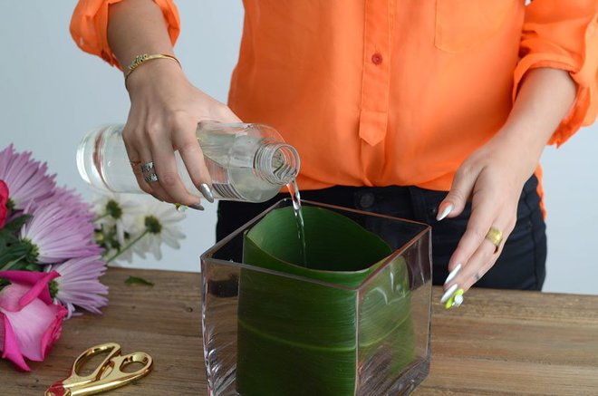 Hướng dẫn cắm hoa để b&#224;n đơn giản b&#224;y ph&#242;ng tiếp kh&#225;ch