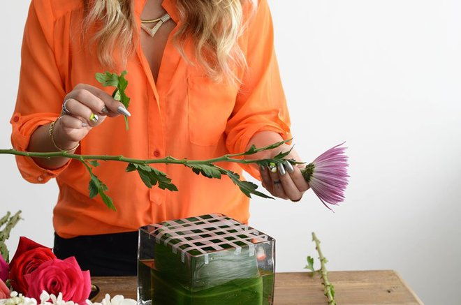 Hướng dẫn cắm hoa để b&#224;n đơn giản b&#224;y ph&#242;ng tiếp kh&#225;ch
