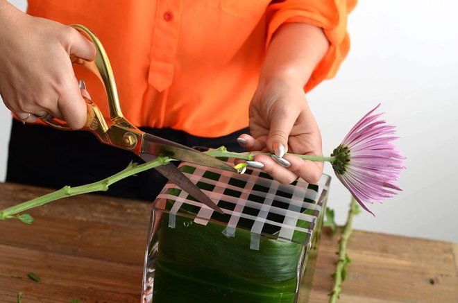 Hướng dẫn cắm hoa để b&#224;n đơn giản b&#224;y ph&#242;ng tiếp kh&#225;ch