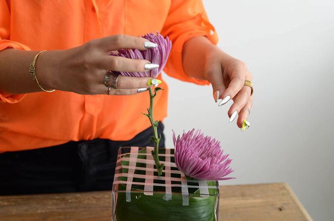 Hướng dẫn cắm hoa để b&#224;n đơn giản b&#224;y ph&#242;ng tiếp kh&#225;ch