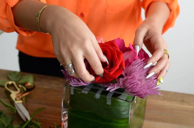 Hướng dẫn cắm hoa để b&#224;n đơn giản b&#224;y ph&#242;ng tiếp kh&#225;ch