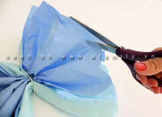 Hướng dẫn l&#224;m hoa treo tường rực rỡ l&#224;m từ giấy ăn