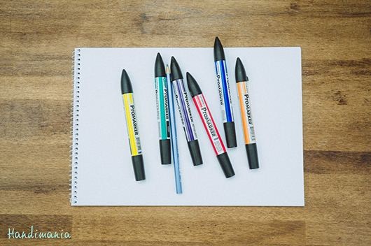 In b&#224;n tay tr&#234;n giấy th&#224;nh bức tranh cực độc trang tr&#237; nh&#224;