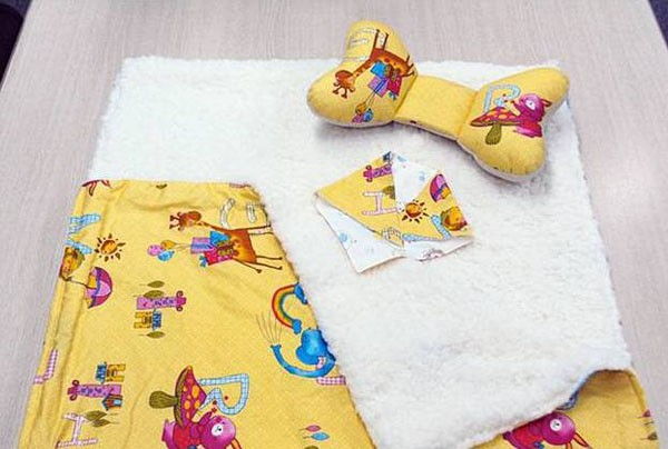 Kh&#233;o tay may cho b&#233; bộ chăn gối v&#224; khăn dịp năm mới