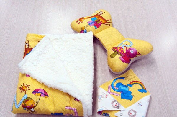 Kh&#233;o tay may cho b&#233; bộ chăn gối v&#224; khăn dịp năm mới