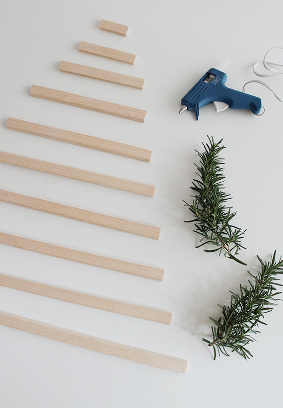 L&#224;m c&#226;y th&#244;ng Noel đơn giản từ gỗ v&#224; l&#225; hương thảo