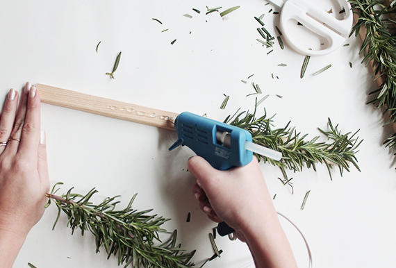 L&#224;m c&#226;y th&#244;ng Noel đơn giản từ gỗ v&#224; l&#225; hương thảo