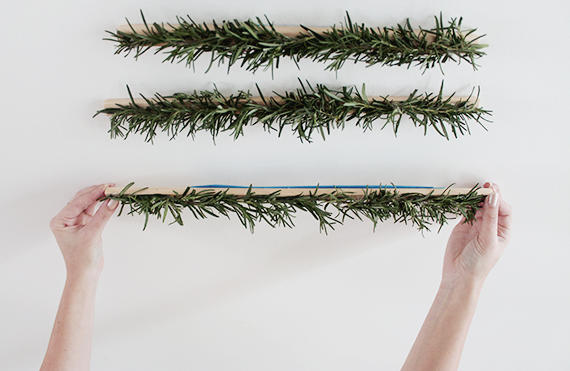 L&#224;m c&#226;y th&#244;ng Noel đơn giản từ gỗ v&#224; l&#225; hương thảo