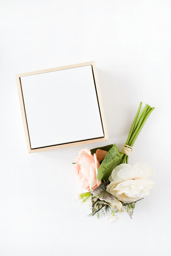 L&#224;m tranh treo tường bằng c&#225;ch cắm hoa v&#224;o khung độc đ&#225;o