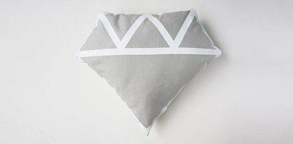 May gối h&#236;nh kim cương dễ thương l&#224;m qu&#224; Valentine