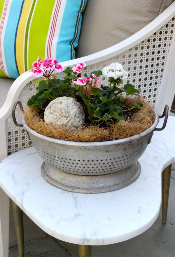 T&#225;i chế rổ cũ th&#224;nh chậu hoa handmade cực độc