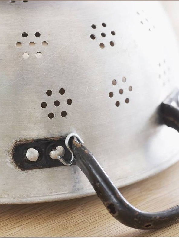 T&#225;i chế rổ cũ th&#224;nh chậu hoa handmade cực độc