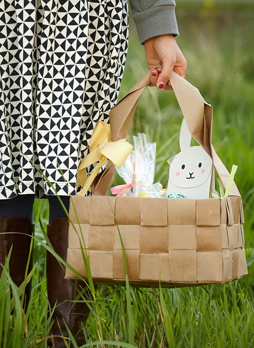 Tận dụng t&#250;i giấy học c&#225;ch l&#224;m giỏ đựng đồ cho gọn