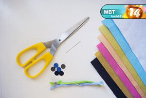 Tỉ mẩn l&#224;m chiếc tất đựng b&#250;t xinh xắn đ&#243;n Gi&#225;ng sinh