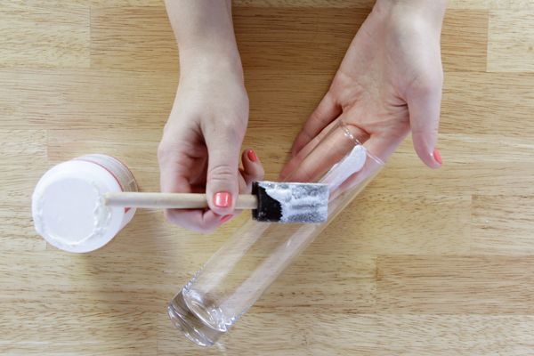 Trang tr&#237; lọ hoa h&#236;nh trụ dịu d&#224;ng đ&#243;n Tết đang về