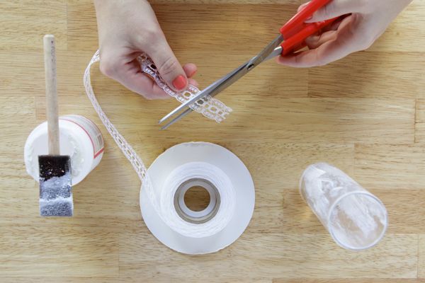 Trang tr&#237; lọ hoa h&#236;nh trụ dịu d&#224;ng đ&#243;n Tết đang về