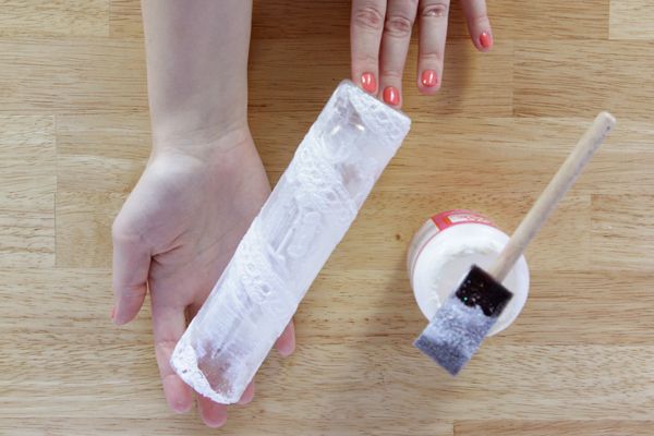 Trang tr&#237; lọ hoa h&#236;nh trụ dịu d&#224;ng đ&#243;n Tết đang về