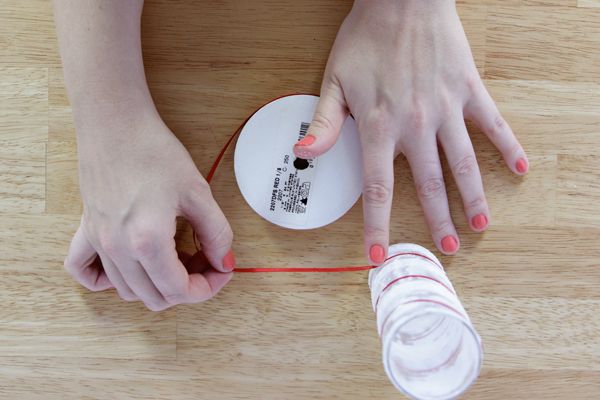 Trang tr&#237; lọ hoa h&#236;nh trụ dịu d&#224;ng đ&#243;n Tết đang về