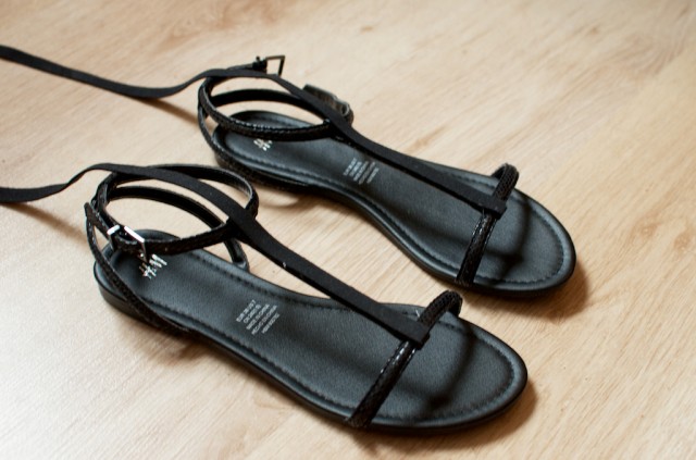 Trang tr&#237; sandals cũ th&#224;nh sandals chiến binh cực chất