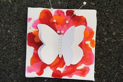 Trang tr&#237; tường ấn tượng với tranh bướm handmade