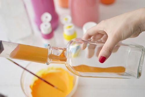 Tự l&#224;m lọ hoa độc đ&#225;o t&#225;i chế từ chai lọ cũ trong nh&#224;