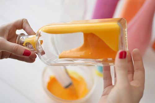 Tự l&#224;m lọ hoa độc đ&#225;o t&#225;i chế từ chai lọ cũ trong nh&#224;