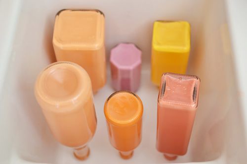 Tự l&#224;m lọ hoa độc đ&#225;o t&#225;i chế từ chai lọ cũ trong nh&#224;