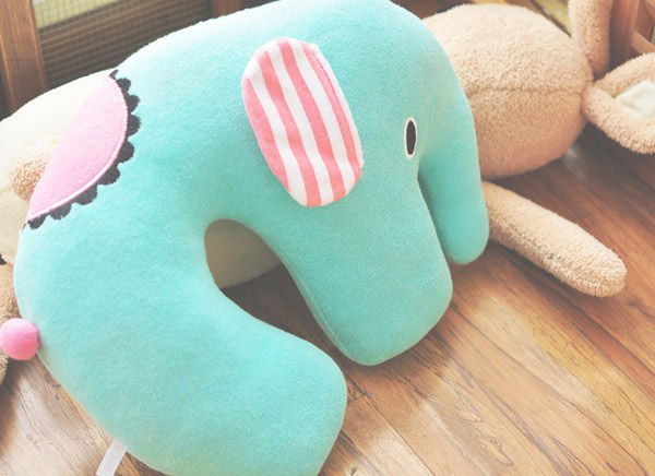 Tự tay may gối &#244;m cổ h&#236;nh con voi cho năm mới th&#234;m vui