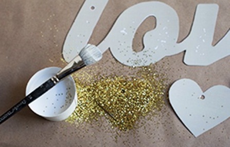 Tự tay tạo banner chữ love lấp l&#225;nh để trang tr&#237; nh&#224;