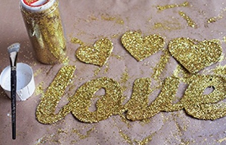 Tự tay tạo banner chữ love lấp l&#225;nh để trang tr&#237; nh&#224;