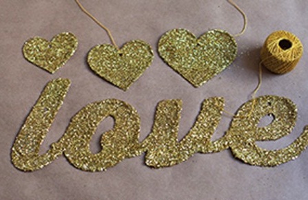 Tự tay tạo banner chữ love lấp l&#225;nh để trang tr&#237; nh&#224;