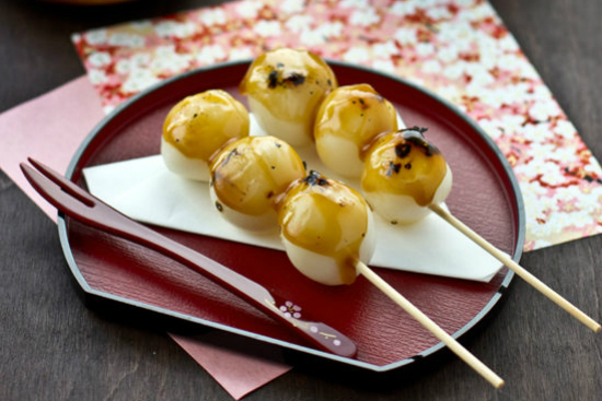 Cách làm bánh Mitarashi Dango nướng của Nhật